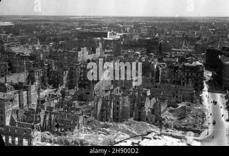 Warszawa, 1947 ans, wiosna.Œródmieœcie widziane ze zrujnowanego Prudentialu na placu Napoleona.Na pierwszym planie ruiny zabudowy Placu Wareckiego, na prawo ulica Szpitalna i W g³êbi dawny dom towarowy Braci Jab³kowskich.Na dalszym planie W Centrum widoczny gmach Banku Gospodarstwa Krajowego (BGK).Straty materialne poniesione przez Warszawê W wyniku dzia³añ II wojny œwiatowej zosta³y oszacowane na sumê 45 mld 300 mln dolarów. bb/pp/meg PAP/Stanis³aw D¹browieckiVarsovie, printemps 1947.Le centre-ville de Varsovie est vu depuis les ruines du bâtiment Prudential de la place Napoléon.Dans les ruines du centre de Banque D'Images