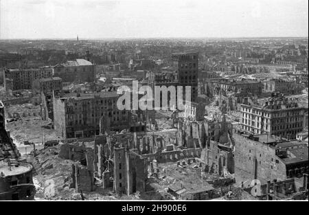 Warszawa, 1947 ans, wiosna.Œródmieœcie widziane ze zrujnowanego Prudentialu na Placu Wareckim.Widok W stronê zachodni¹.Na pierwszym planie ruiny W rejonie ulic: Jasnej, Zgoda i Marsza³kowskiej.Na dalszym przy ulicy Zielnej - tzw.Du¿a PASSÉ-a (wie¿owiec Polskiej Akcyjnej Spó³ki Telefonicznej).Straty materialne poniesione przez Warszawê W wyniku dzia³añ II wojny œwiatowej zosta³y oszacowane na sumê 45 mld 300 mln dolarów. bb/pp PAPVarsovie, printemps 1947.Le centre-ville de Varsovie est vu depuis les ruines du bâtiment Prudential de la place Warecki.Photo : le côté ouest.Dans les ruines du centre dans le Banque D'Images