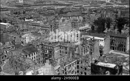 Warszawa, 1947 ans, wiosna.Œródmieœcie widziane ze zrujnowanego Prudentialu na Placu Wareckim.Na pierwszym planie ruiny kamienic miêdzy ulicami Mazowieck¹ i Czackiego.W central bry³a koœcio³a pw.œw.Krzy¿un przy Krakowskim Przedmieœciu.Straty materialne poniesione przez Warszawê W wyniku dzia³añ II wojny œwiatowej zosta³y oszacowane na sumê 45 mld 300 mln dolarów. bb/pp PAP Varsovie, printemps 1947.Le centre-ville de Varsovie est vu depuis les ruines du bâtiment Prudential de la place Warecki.Photo : dans les ruines centrales de maisons de tenement entre Mazowiecka et la rue Czackiego et l'église Sainte-Croix Banque D'Images