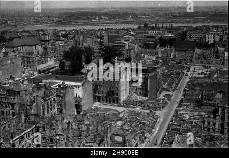 Warszawa, 1947 ans, wiosna.Œródmieœcie widziane ze zrujnowanego Prudentialu na Placu Wareckim.Na pierwszym planie ulica Œwiêtokrzyska i skrêt W ulicê Czackiego.Widoczne œlepe zakoñczenie ulicy Œwiêtokrzyskiej na Nowym Œwiecie.Na lewo bry³a koœcio³a pw.œw.Krzy¿une folie Krakowskie Przedmieœcie.W g³êbi nad Wis³¹ kominy Elektrowni Warszawskiej na Powiœlu.Straty materialne poniesione przez Warszawê W wyniku dzia³añ II wojny œwiatowej zosta³y oszacowane na sumê 45 mld 300 mln dolarów. bb/pp PAP Varsovie, printemps 1947.Le centre-ville de Varsovie est vu depuis les ruines de l'édifice Prudential à Warec Banque D'Images