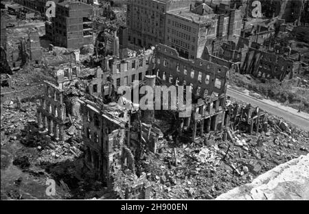 Warszawa, 1947 ans, wiosna.Œródmieœcie widziane ze zrujnowanego Prudentialu na Placu Wareckim.Na pierwszym planie ruiny zabudowy Placu Wareckiego, na prawo ulica Warecka.Straty materialne poniesione przez Warszawê W wyniku dzia³añ II wojny œwiatowej zosta³y oszacowane na sumê 45 mld 300 mln dolarów. bb/pp PAPVarsovie, printemps 1947.Le centre-ville de Varsovie est vu depuis les ruines du bâtiment Prudential de la place Warecki.Dans le centre : ruines de la place Warecki, de droite - rue Warecka.Les pertes subies par Varsovie à la suite de la Seconde Guerre mondiale ont été estimées à 45 milliards 300 millions USD. bb/pp PAP Banque D'Images