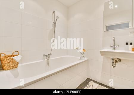 Salle de bains avec carrelage noir et murs blancs Banque D'Images