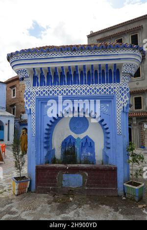 Fontaine publique de la Plaza El Hauta, carrés dans médina de Chefchaouen, Maroc Banque D'Images