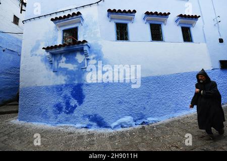 Maisons peintes traditionnellement en bleu dans la médina de Chefchaouen, dans les montagnes de Rif, dans le nord du Maroc. Banque D'Images