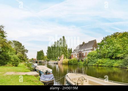 Un grand canal entouré des deux côtés par un chemin de pelouse Banque D'Images