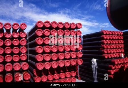 TUYAUX EN ACIER EMPILÉS ET PRÊTS À ÊTRE LIVRÉS À PARTIR DE L'USINE DE FABRICATION D'ADÉLAÏDE, AUSTRALIE MÉRIDIONALE. Banque D'Images