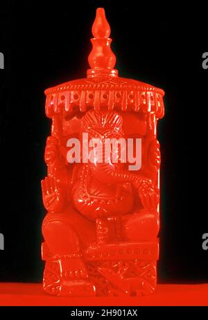 11 11 2020 Lord Ganesh Idol fait de Coral (Moonga) Studio Shot Lokgram Kalyan Maharashtra Inde Banque D'Images