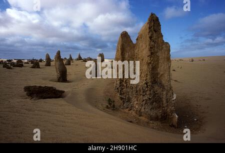 LE PARC NATIONAL DE NAMBUNG, EN AUSTRALIE OCCIDENTALE, ABRITE LE DÉSERT DES PINNACLES, UNE RÉGION AVEC DES MILLIERS DE PILIERS DE CALCAIRE. Banque D'Images