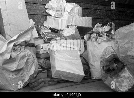 Legionowo, 1947.Milicja Obywatelska (Mo) i Korpus Bezpieczeñstwa Wewnêtrznego (KBW) przeprowadzi³y akcjê likwidacji nielegalnych gorzelni i bimbrowni W okolicach Legionowa i Jab³onny.NZ. Zarekwirowane papierosy. bk/ms PAP Dok³adny miesi¹c i dzieñ wydarzenia nieustalone.Legionowo, 1947.Citoyens Milice et les officiers du corps de sécurité militaire découvrent l'installation illégale de lune près de Legionowo et Jablonna.Photo : cigarettes saisies. bk/ms PAP Banque D'Images