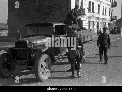 Legionowo, 1947.Milicja Obywatelska (Mo) i Korpus Bezpieczeñstwa Wewnêtrznego (KBW) przeprowadzi³y akcjê likwidacji nielegalnych gorzelni i bimbrowni W okolicach Legionowa i Jab³onny.NZ. Funkcjonariusze przy ciê¿arówce na ulicy miasteczka. bk/ms PAP Dok³adny miesi¹c i dzieñ wydarzenia nieustalone.Legionowo, 1947.Citoyens Milice et les officiers du corps de sécurité militaire découvrent l'installation illégale de lune près de Legionowo et Jablonna.Photo: Officiers à un camion sur la rue. bk/ms PAP Banque D'Images