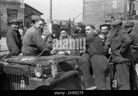 Legionowo, 1947.Milicja Obywatelska (Mo) i Korpus Bezpieczeñstwa Wewnêtrznego (KBW) przeprowadzi³y akcjê likwidacji nielegalnych gorzelni i bimbrowni W okolicach Legionowa i Jab³onny.NZ. Funkcjonariusze przy samochodzie. bk/ms PAP Dok³adny miesi¹c i dzieñ wydarzenia nieustalone.Legionowo, 1947.Citoyens Militia et les officiers de la sécurité militaire découvrent l'installation illégale de Moonshine près de Legionowo et Jablonna.Photo : officiers à un véhicule. bk/ms PAP Banque D'Images