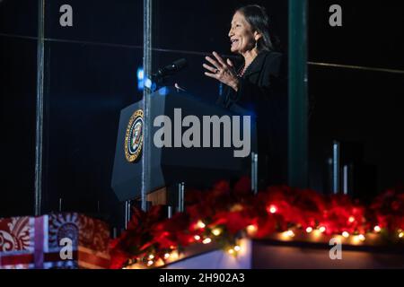 Le Secrétaire de l'intérieur des États-Unis Deb Haaland fait des remarques après l'éclairage de l'arbre de Noël national lors d'une cérémonie qui s'est tenue à l'Ellipse à l'extérieur de la Maison Blanche à Washington, DC le 02 décembre 2021.Credit: Oliver Contreras/Pool via CNP /MediaPunch Banque D'Images
