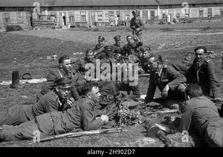 Legionowo, 1947.Milicja Obywatelska (Mo) i Korpus Bezpieczeñstwa Wewnêtrznego (KBW) przeprowadzi³y akcjê likwidacji nielegalnych gorzelni i bimbrowni W okolicach Legionowa i Jab³onny.NZ. Funkcjonariusze Mo i KBW odpoczywaj¹ po akcji. bk/ms PAP Dok³adny miesi¹c i dzieñ wydarzenia nieustalone.Legionowo, 1947.Citoyens Militia et les officiers de la sécurité militaire découvrent l'installation illégale de Moonshine près de Legionowo et Jablonna.Photo : les officiers des milices et du corps de sécurité prennent le repos après l'action. Banque D'Images