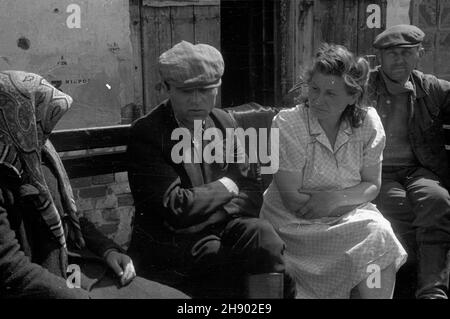 Legionowo, 1947.Milicja Obywatelska (Mo) i Korpus Bezpieczeñstwa Wewnêtrznego (KBW) przeprowadzi³y akcjê likwidacji nielegalnych gorzelni i bimbrowni W okolicach Legionowa i Jab³onny.NZ.'OTO klasyczne typy podwarszawskich producentów bimbru, którzy cynicznie truli W czasie okupacji i W dalszym ci¹gu truj¹ ludnoœæ miast i wsi' (oryginalny podpis zamieszczony W prasie). bk/ms PAP Dok³adny miesi¹c i dusstziedarzieñ wiezusthenia seul.Legionowo, 1947.Citoyens Militia et les officiers de la sécurité militaire découvrent l'installation illégale de Moonshine près de Legionowo et Jablonna.Photo : « ici, vous pouvez Banque D'Images