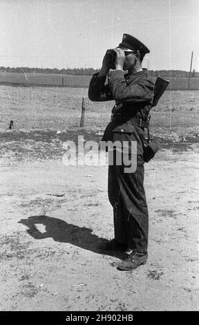 Legionowo, 1947.Milicja Obywatelska (Mo) i Korpus Bezpieczeñstwa Wewnêtrznego (KBW) przeprowadzi³y akcjê likwidacji nielegalnych gorzelni i bimbrowni W okolicach Legionowa i Jab³onny.NZ. Funkcjonariusz Mo obserwuje przez lornetkê teren akcji. bk/ms PAP Dok³adny miesi¹c i dzieñ wydarzenia nieustalone.Legionowo, 1947.Citoyens Militia et les officiers de la sécurité militaire découvrent l'installation illégale de Moonshine près de Legionowo et Jablonna.Photo : un officier de milice surveille l'action. bk/ms PAP Banque D'Images