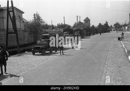 Legionowo, 1947.Milicja Obywatelska (Mo) i Korpus Bezpieczeñstwa Wewnêtrznego (KBW) przeprowadzi³y akcjê likwidacji nielegalnych gorzelni i bimbrowni W okolicach Legionowa i Jab³onny.NZ. Ciê¿arówki z funkcjonariuszami na ulicy miasteczka. bk/ms PAP Dok³adny miesi¹c i dzieñ wydarzenia nieustalone.Legionowo, 1947.La Milice du citoyen et les officiers de la sécurité militaire liquident la production illégale de Moonshine près de Legionowo et Jablonna.Photo : camion avec officiers dans une rue locale. bk/ms PAPNGLISH> Banque D'Images