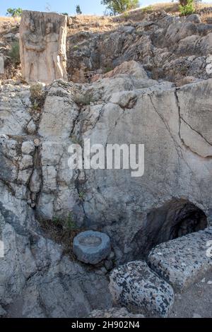 Des inscriptions anciennes expliquant l'histoire de l'Arsamaia en Turquie écrites sur la face rocheuse au-dessus de l'entrée du tunnel sur le site. Banque D'Images