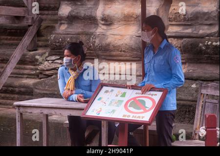 2 gardes de sécurité, portant un masque facial protecteur, attendent les touristes à Angkor Wat pendant la pandémie du coronavirus. Normalement occupé par les touristes internationaux, Angkor Wat est déserté depuis plus de 1 et 1/2 ans.Parc archéologique d'Angkor, province de Siem Reap, Cambodge.16 octobre 2021.© Kraig Lieb Banque D'Images