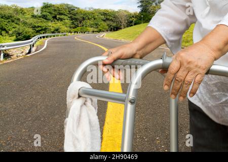 femme âgée qui utilise un passage de marcheur. Banque D'Images