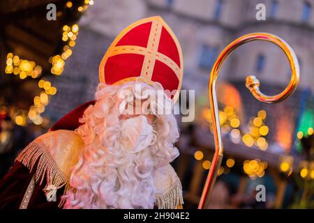 Cologne, Allemagne.02e décembre 2021.Stefan Dößereck, interprète de Saint Nicolas et du Père Noël, porte un masque FFP2 au marché de Noël 'Nikolausdorf' sur Rudolfplatz.Cette année, la demande d'artistes professionnels du Père Noël reste faible.Le "Nikolaus-Zentrale" de Münster a enregistré une baisse des demandes de 80 pour cent.Credit: Rolf Vennenbernd/dpa/Alay Live News Banque D'Images