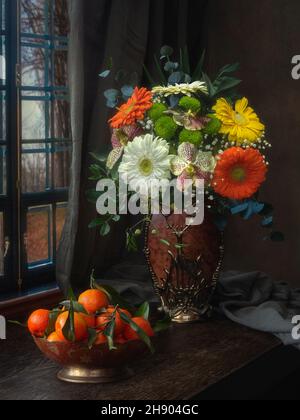 Encore la vie avec un luxueux bouquet de fleurs et de mandarines Banque D'Images