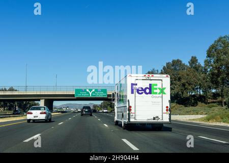 Le véhicule de livraison FedEx Ground fonctionne sur l'autoroute - Los Angeles, Californie, États-Unis - 2021 Banque D'Images