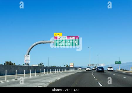 FasTrak uniquement panneau à l'entrée de la voie express à péage sur l'autoroute 15 - Californie, Etats-Unis - 2021 Banque D'Images