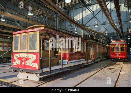 NEW ORLEANS, LA, États-Unis - 2 DÉCEMBRE 2021 : téléphérique historique de San Francisco au milieu des tramways de la ligne St. Charles dans la rue car Barn Banque D'Images