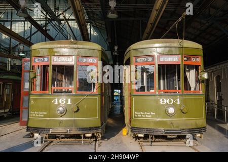 LA NOUVELLE-ORLÉANS, LA, États-Unis - 2 DÉCEMBRE 2021 : deux tramways de la ligne St. Charles dans la rue car Barn sur Willow Street Banque D'Images