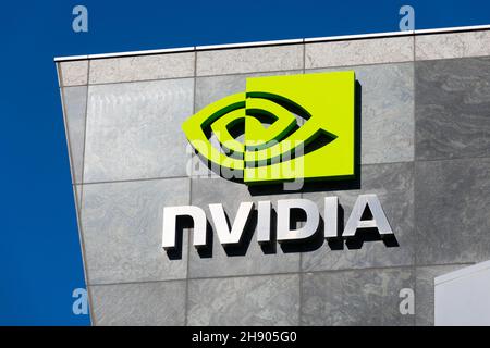 Logo NVIDIA et signe sur le bâtiment du siège - Santa Clara, Californie, Etats-Unis - 2021 Banque D'Images
