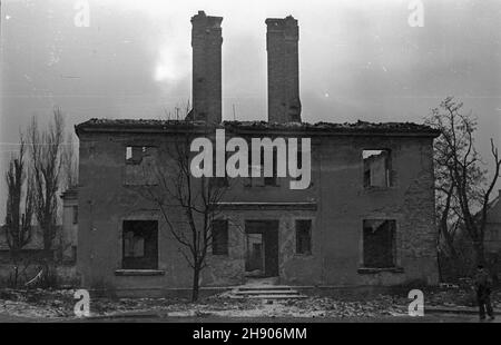 Polska, 1947.Zrujnowany i wypalony podczas drogiej wojny œwiatowej jednopiêtrowy budynek mieszkalny. bb PAP Dok³adny miesi¹c i dzieñ wydarzenia nieustalone.Pologne, 1946.Une maison de l'Eveil ruinée et brûlée pendant la Seconde Guerre mondiale. bb PAP Banque D'Images