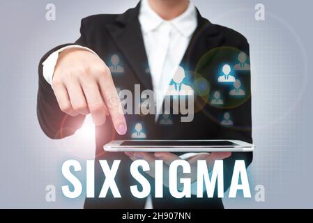 Texte d'écriture six Sigma.Aperçu de l'entreprise ensemble de techniques de gestion visant à améliorer le processus d'affaires Lady uniforme tablette debout main Banque D'Images