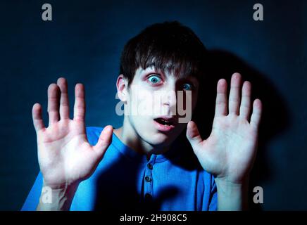 Ton photo de l'adolescent effrayé dans la pièce sombre Banque D'Images