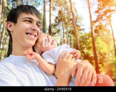 Photo tonifiée du jeune père heureux et de l'enfant joyeux en plein air Banque D'Images