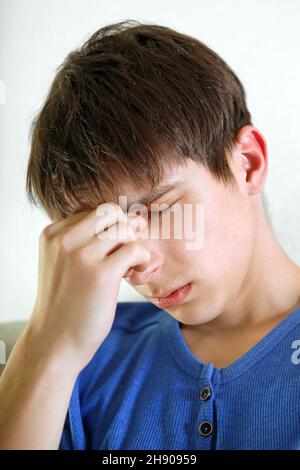 Triste jeune homme Portrait à la maison de près Banque D'Images