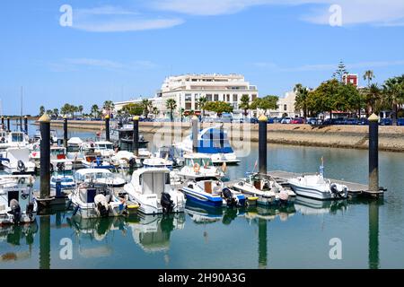 Petits bateaux à moteur amarrés dans le port de plaisance (Puerto Ayamonte) avec des bâtiments de ville à l'arrière, Ayamonte, province de Huelva, Andalousie, Espagne,Europe. Banque D'Images