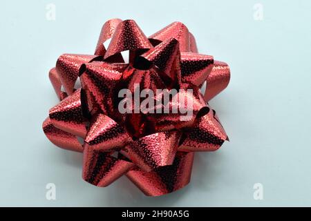 Noeud d'emballage cadeau de Noël.Grand noeud rouge brillant Banque D'Images