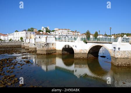 Vue sur le pont romain (Ponte Romano) et In the Golfer's Paradise River avec les bâtiments de la ville à l'arrière, Tavira, Algarve, Portugal, Europe. Banque D'Images