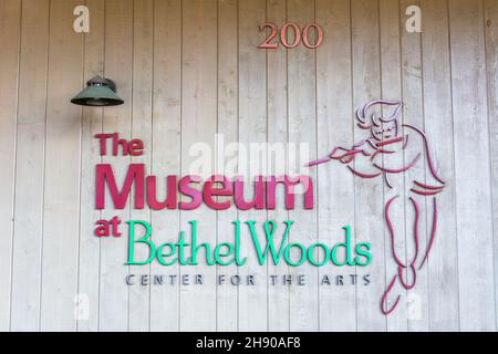 Bethel, New York, États-Unis d'Amérique – 11 septembre 2016.Panneau à l'entrée du musée au Centre des arts de Bethel Woods. Lettres makin Banque D'Images