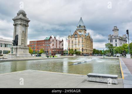 Syracuse, New York, États-Unis – 14 septembre 2016.Vue sur la place Clinton à Syracuse, NY, avec le monument des soldats et marins, Third National Bank buil Banque D'Images