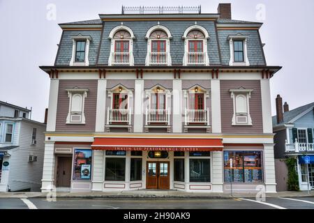 Rockport, Massachusetts, États-Unis d'Amérique – 19 septembre 2016.Bâtiment historique du Shalin Liu Performance Center sur la rue principale à Rockp Banque D'Images