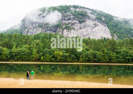 North Conway, New Hampshire, États-Unis d'Amérique – 19 septembre 2016.Echo Lake dans le New Hampshire, avec White Horse Ledge en arrière-plan.Vue Banque D'Images