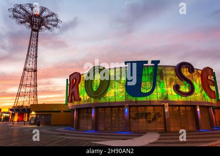 New York City, New York, États-Unis d'Amérique – 21 septembre 2016.B&B Carousel et Parachute Jump à Riegelmann Boardwalk le long de Coney is Banque D'Images