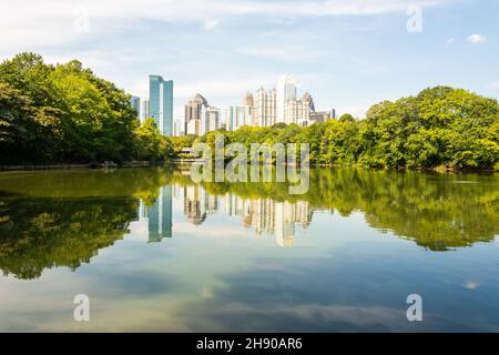 Atlanta, Géorgie, États-Unis d'Amérique – 27 septembre 2016.Vue sur le Midtown Skyline à Atlanta, GA, en face du lac Clara Meer dans Piedmont Park. Banque D'Images