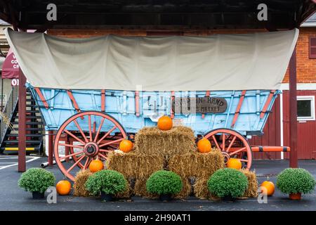 Bird-in-Hand, Pennsylvanie, États-Unis d'Amérique – 30 septembre 2016.Un énorme chariot placé devant le marché des fermiers à oiseaux. Banque D'Images