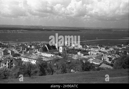 Piñczów, 1947.œw Góry.Anny na koœció³ farny pw.œw.Jana Ewangelisty W dawnym zespole klasztoru o.oPaulinów. bk/mgs PAP Dok³adny miesi¹c i dzieñ wydarzenia nieustalone.Pinczow, 1947.Une vue de la montagne Sainte-Anne sur l'église évangélique Saint-Jean dans l'ancien monastère Pauline. bk/mgs PAP Banque D'Images