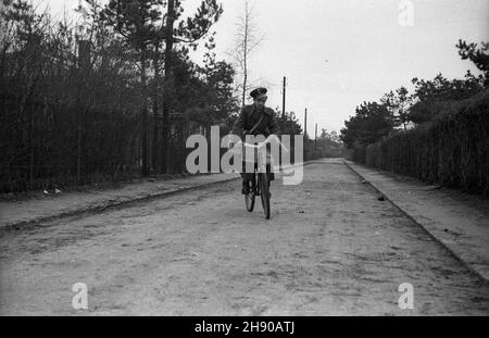 Polska, 1947.Listonosz na rowerze na wiejskiej drodze. bb/mgs PAP Dok³adny miesi¹c i dzieñ wydarzenia nieustalone.Pologne, 1947.Un postier sur un vélo sur une route de campagne. bb/mgs PAP Banque D'Images