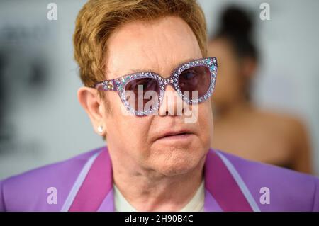 Photo du dossier datée du 24/07/19 de Sir Elton John, qui a dit qu'il tente de soutenir les musiciens en difficulté comme amortissement pour l'aide qu'il a reçue pendant qu'il était malade et en réadaptation. Banque D'Images