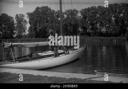 Polska, 1947.Ba³tykiem.m³odzi ch³opcy na ³odzi ¿aglowej. bb/mgs PAP Dok³adny miesi¹c i dzieñ wydarzenia nieustalone.Pologne, 1947.Un camp d'entraînement de la Sea League sur la mer Baltique.Photo : garçons dans un bateau à voile. bb/mgs PAP Banque D'Images