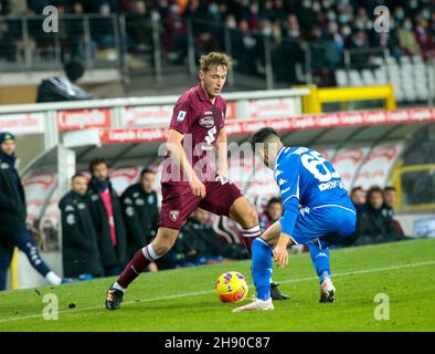 Turin, Italie - 2 décembre 2021, Fabiano Parisi (FC Empoli) et Mergim Vojvoda (FC Torino) pendant le championnat italien Serie Un match de football entre le FC Torino et le FC Empoli le 2 décembre 2021 au Stadio Olimpico Grande Torino à Turin, Italie - photo: Nderim Kaceli/DPPI/LiveMedia Banque D'Images
